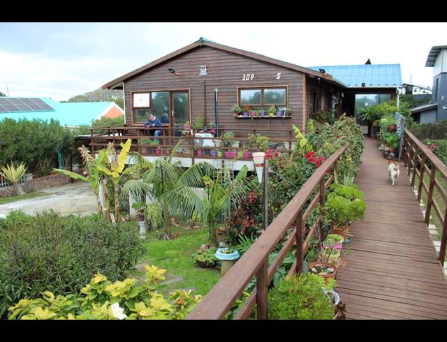 6 BEDROOM HOUSE FOR SALE IN PARADISE BEACH